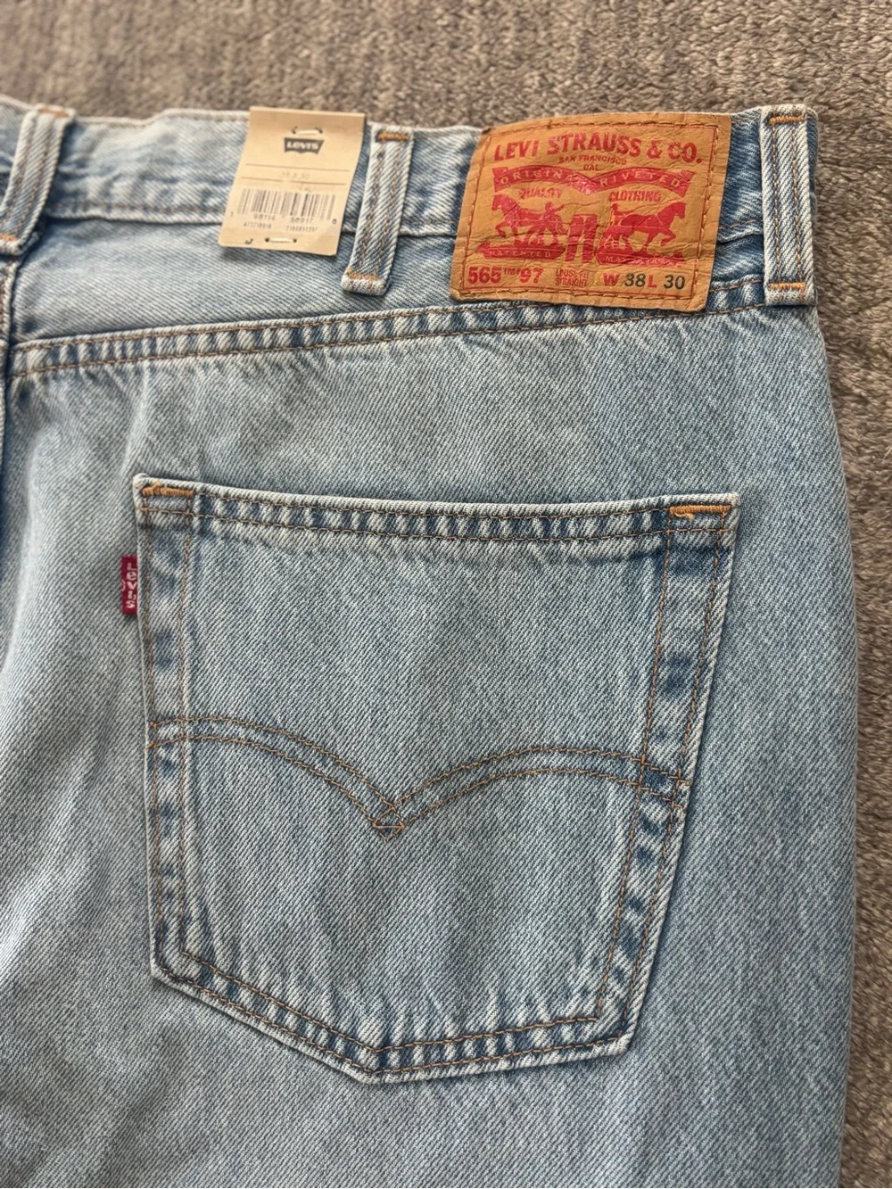 NWT Men's Levi's 565 Loose Straight Jeans 38X30